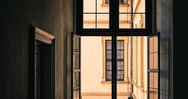 Fermer un escalier pour garder la chaleur : l’astuce simple et efficace